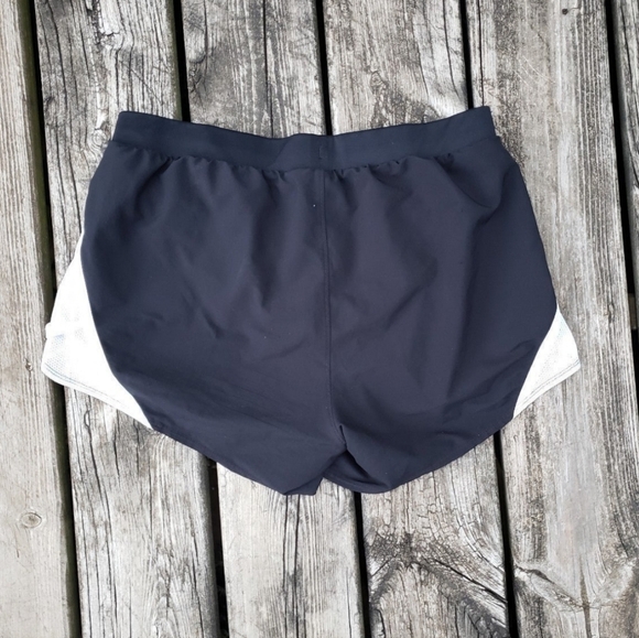 2 pairs of women's Under Armour athletic shorts size medium in great condition - Picture 4 of 6